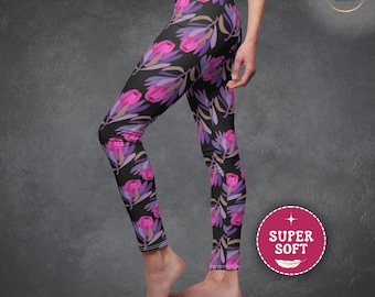 Leggings negros con flores rosas, leggings florales para mujer, leggings Protea, pantalones de yoga con flores tropicales, leggings sudafricanos suaves como la mantequilla