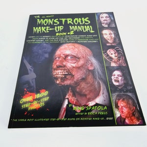 Puede incluir: La portada de un libro titulado "Monstrous Make-Up Manual" Libro 2. La portada presenta varias imágenes de primer plano de personas con un elaborado maquillaje de terror. El libro es de Mike Spatola y editado por Erica Preus. El libro tiene más de 1200 fotos paso a paso.