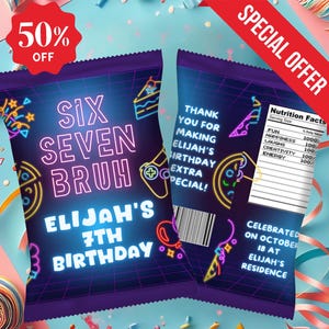 Pode incluir: Duas sacolas roxas de batatas fritas com texto neon para um 7º aniversário. Uma sacola diz "SIX SEVEN BRUH ELIJAH'S 7TH BIRTHDAY". A outra tem "Nutrition Facts" e "Thank you for making Elijah's birthday extra special!"