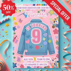 Peut inclure: Une invitation rose et bleue avec une illustration de veste en jean qui dit "Tonette a 9 ans". L'invitation comprend la date, l'heure et l'adresse. L'image comporte également une bannière "50% DE RÉDUCTION" et "OFFRE SPÉCIALE".
