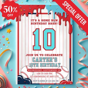 Puede incluir: Una invitación de cumpleaños con temática de béisbol con el número 10 en verde azulado y rojo. La invitación incluye el texto "It's a Home Run Birthday Bash!" y "Join us to celebrate Carter's 10th Birthday". La invitación también incluye la fecha, la hora y la información de RSVP. Una pancarta roja dice "Special Offer" y un círculo rojo dice "50% Off".