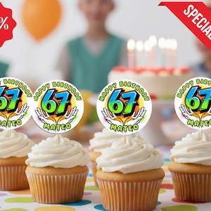 Puede incluir: Cupcakes con glaseado blanco cubiertos con adornos de cumpleaños que dicen "Happy Birthday 67 Mateo". Una pancarta roja dice "Special Offer" y un círculo rojo dice "50% OFF". Una tarta de cumpleaños está en el fondo.