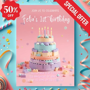 Può includere: Un invito di compleanno con una torta dai colori pastello fatta con mattoncini giocattolo, sormontata da candele accese. L'invito recita "1° compleanno di Felia" e include i dettagli dell'evento. L'immagine è decorata con nastri, coriandoli e una promozione "50% di sconto".