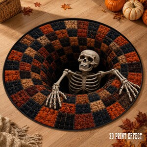 Puede incluir: Una alfombra redonda con una ilusión óptica 3D de un agujero negro profundo rodeado por un patrón de tablero de ajedrez acolchado en tonos naranja, negro y marrón. Una figura de esqueleto humano realista emerge del centro del agujero.