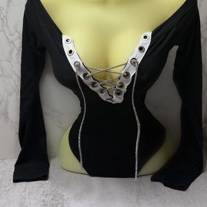 Body blanco y negro; añade tu propio logo