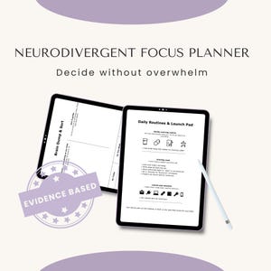 Könnte beinhalten: Zwei schwarze Tablets mit Planerseiten mit dem Text "NEURODIVERGENT FOCUS PLANNER" und "Decide without overwhelm." Ein Tablet zeigt "Brain Dump & Sort", das andere "Daily Routines & Launch Pad". Ein Stift liegt auf dem zweiten Tablet. Ein lila Stempel lautet "EVIDENCE BASED."