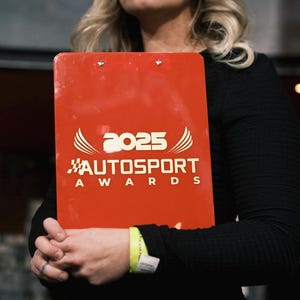 Op de afbeelding: Een rood klembord met de tekst "2025 #AUTOSport AWARDS" in witte en gouden letters.