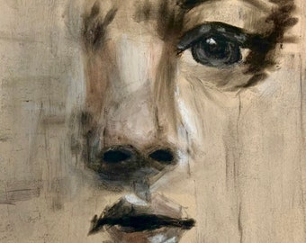 Puede incluir: Un primer plano de un dibujo a carboncillo de la cara de una persona. El dibujo está hecho en tonos grises y marrones, con los ojos, la nariz y la boca de la persona claramente visibles.