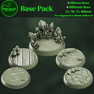 Può includere: Una collezione di cinque basi diverse stampate in 3D in varie dimensioni, tra cui 25, 50, 75 e 100 mm. Le basi presentano diversi design, come una tavola di legno, una formazione di cristalli e un motivo di terra screpolata. Il testo "Base Pack" è visualizzato in verde.
