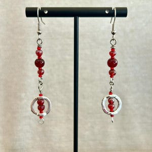 Boucles d'oreilles Florence de 5 cm, perles de verre, perles tchèques, perles de pierres précieuses, couleurs rouge et argent, boucles d'oreilles faites à la main, bijoux, fermoir pince de homard, fil de 7 brins