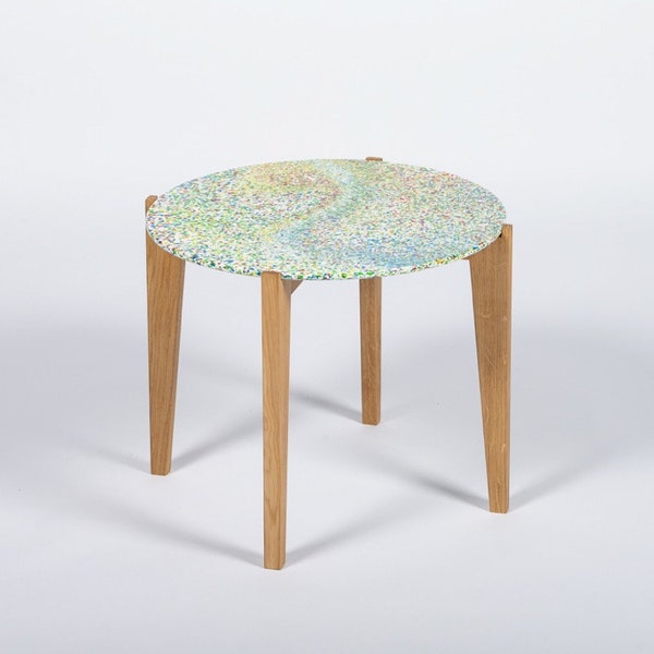 Petite table OKA en plastique recyclé et bois
