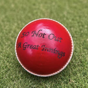 Bola de críquete personalizada com gravação a laser - Bola de críquete para recordação | Presente de aniversário para quem não foi eliminado (50 jogos) | Presente para amante de críquete
