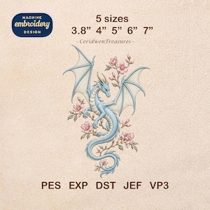 Może przedstawiać: Wzór do haftu maszynowego przedstawiający jasnoniebieskiego smoka z dużymi skrzydłami i różowymi kwiatami. Projekt zawiera tekst "MACHINE embroidery DESIGN" oraz "5 rozmiarów 9.6cm 10.2cm 12.7cm 15.2cm 17.8cm - CeridwenTreasures - PES EXP DST JEF VP3".
