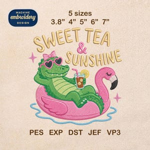 Può includere: Design ricamato con un alligatore verde con occhiali da sole a forma di cuore e un fiocco rosa, su un galleggiante fenicottero rosa. Il testo dice "SWEET TEA & SUNSHINE" con misure da 9,65 cm a 17,78 cm.
