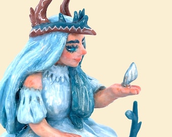 Scultura di argilla polimerica fatta a mano Regina del ghiaccio Ninfa invernale Fantasia fata - Figurina mitica in miniatura in argilla - Graziosa decorazione per la casa