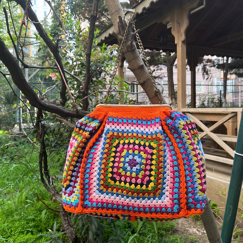 Colorful Granny Square Bag, Large Crochet Purse with Brass Kiss Lock Frame, Crochet Bauletto, Straordinary Big Granny Square Bag zdjęcie 4