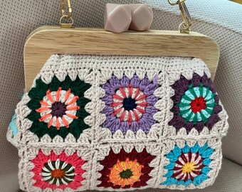 Cartera de crochet cuadrada de abuela de color crema con marco de madera con cierre de beso, cartera de crochet vintage con cierre de beso de madera