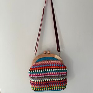 Bolso de aplausos de ganchillo de abuela turquesa embrague de bloqueo de beso de madera embrague vintage de ganchillo colorido imagen 2