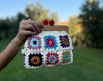 Cartera de crochet cuadrada de abuela de color crema con marco de madera con cierre de beso, cartera de crochet vintage con cierre de beso de madera