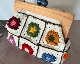 Cream Crochet Crochet Vintage Granny Square Clutch with Wooden Cllaps, Gift for Her, Crochet Purse with Kiss Lock