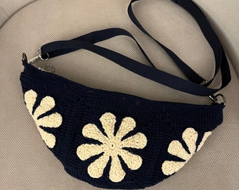 Riñonera de ganchillo con estampado de margaritas, bolso bandolera hecho a mano, bolso de vago estilo vintage, bolso bandolera con correa ajustable