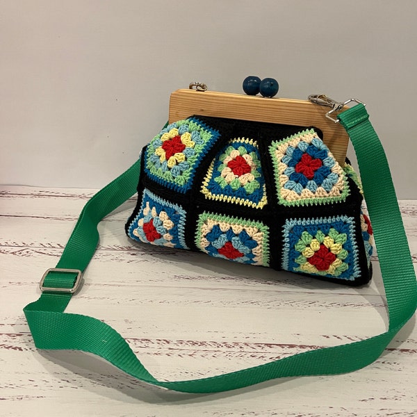 Crochet Vintage Grannysquare Clutch with Wooden Clasp, Crochet Purse Kiss Lock, Crochet Bag, Evening Bag, Green Polyester strap