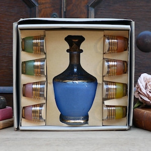 Decantador de licor vintage francés de la década de 1950 en caja y juego de 8 vasos de azúcar de granito esmerilado, vajilla decorativa y colorida de mediados de siglo.
