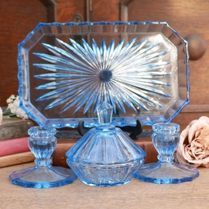 Conjunto de penteadeira de vidro Art Déco inglês, bandeja coberta, prato e dois castiçais, acessórios vintage para quarto