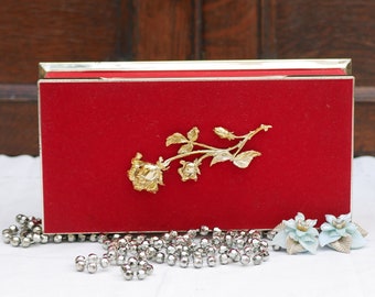 Boîte à chocolats/biscuits français vintage recouverte de velours rouge avec décoration de roses en métal doré et bordure en métal doré Boîte de collection