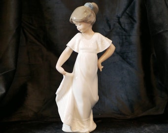 How Pretty Vintage NAO by Lladro Porcelain Figurine No 1110 Young Girl Collectable Figurine  Youth and Childhood Series