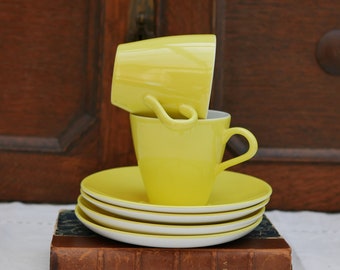 Ein Paar lebhafte Vintage Yellow Poole Pottery Trios Mid Century Modern English China Cup Untertasse und Teller