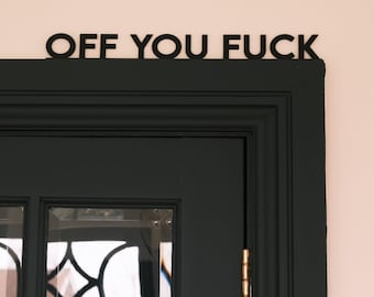 Dörrdekoration med "Off You Fuck", väggkonst för hyllskylt, hylldekor, husdekor, inflyttningspresent, svordomspresent, dörrkarmskylt