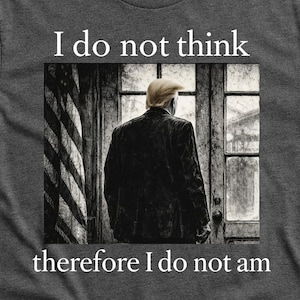 Puede incluir: Camiseta gris oscuro con el texto "I do not think therefore I do not am". La camiseta presenta una imagen en blanco y negro de una persona mirando por una ventana. La imagen incluye una bandera estadounidense.