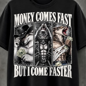 Puede incluir: Una camiseta negra con un estampado gráfico de tres lobos en paneles separados. El texto dice MONEY COMES FAST BUT I COME FASTER. Los lobos aparecen con dinero, usando un sombrero de vaquero, una chaqueta de cuero y rasgando una camisa.