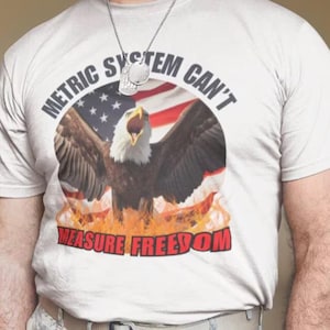 Wtf es una camiseta divertida con un meme de kilómetros, ¿Alguien dijo petróleo?, ejército estadounidense, EE. UU., regalo patriótico para el ejército, democracia que entregamos, conservador