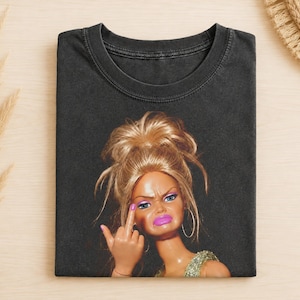 T-Shirt mit Mittelfinger-Puppe, lustiges Meme-Shirt mit schockierter, angewiderter Puppe, sarkastisches, ironisches T-Shirt, ausgefallene, unangebrachte T-Shirts, Humorvolles Witz-T-Shirt für Frauen