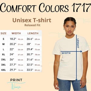 Puede incluir: Tabla de tallas para una camiseta unisex de corte holgado. La tabla muestra el ancho y la longitud de la camiseta en pulgadas y cent&iacute;metros para las tallas S a 4XL.