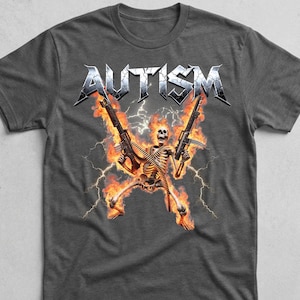 Op de afbeelding: Donkergrijs t-shirt met het woord "AUTISM" in een metalen, heavy metal lettertype. Daaronder een skelet met twee machinegeweren, omringd door vlammen en bliksem.