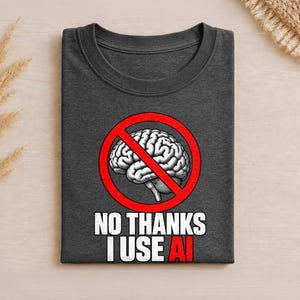Może przedstawiać: Ciemnoszary t-shirt z grafiką ludzkiego mózgu wewnątrz czerwonego koła zakazu. Poniżej grafiki znajduje się napis NO THANKS I USE AI, przy czym słowo AI jest wydrukowane na czerwono, a pozostały tekst na biało, pogrubioną czcionką bezszeryfową.