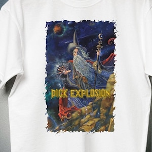 Könnte beinhalten: Ein weißes T-Shirt mit einem Grafikdruck eines Zauberers mit langem weißem Bart, spitzem Hut und Stab, der auf einer felsigen Oberfläche vor einem kosmischen Weltraumhintergrund mit Planeten steht. Der Text "DICK EXPLOSION" ist in Gold gedruckt.
