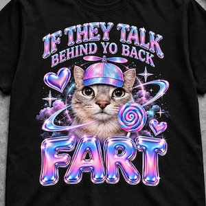 Könnte beinhalten: Ein schwarzes T-Shirt mit einer Grafik einer Katze, die eine blau-rosa Propellermütze trägt. Die Katze ist von rosa und blauen Herzen, Sternen und einem Lutscher umgeben. Der Text lautet IF THEY TALK BEHIND YO BACK FART in metallischen Buchstaben.