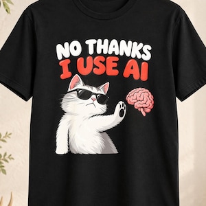 Może przedstawiać: Czarny t-shirt z krótkim rękawem z grafiką przedstawiającą białego kota w czarnych okularach przeciwsłonecznych. Kot trzyma łapę uniesioną w stronę unoszącego się różowego mózgu. Nad kotem widnieje napis NO THANKS I USE AI białymi i czerwonymi literami.