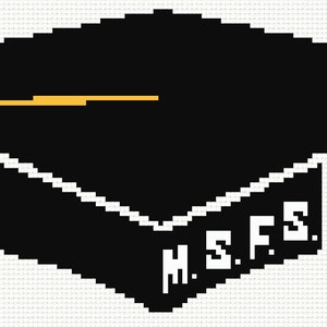 Op de afbeelding: Een zwarte graduatiecap met een gouden kwast en de tekst "M.S.F.S." in wit.