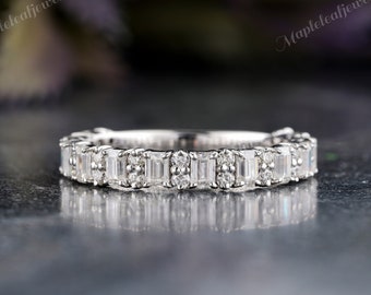 Smaragd en ronde moissaniet 10 kt witgouden Eternity-band
