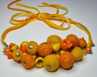 Collar de fieltro naranja hecho a mano, Collar de cuentas cortas, Collar de fieltro para mujer, Collar de fieltro con cuentas, Un regalo para una mujer, Un regalo para una mamá