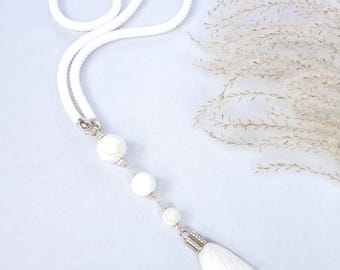 Lange weiße Halskette, Handgemachter Schmuck, Gehäkelte Halskette, Boho-Stil, Halskette mit Seidenquaste und Anhänger, Schmuckset, Geschenk für Frau