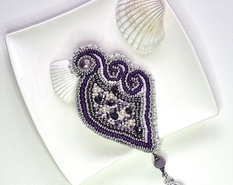 Violette Perlen Brosche, Brosche gestickt Textil, Handgemachte Brosche mit Perlen bestickt, Elegante Brosche mit Anhänger, Geschenk für eine Frau