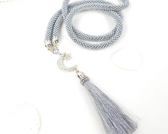 Graue Halskette, Handgemachter Schmuck, Lange Boho Kette, Rocailles Perle häkeln, Halskette mit Quaste und Mond Anhänger, Geschenk für Frauen