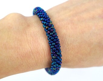 Blauer handgemachter Armreif, Armband mit Anhänger, Blauer Armreif, Armband mit Anhänger, Gehäkelter Armreif, Ein Geschenk für eine Frau