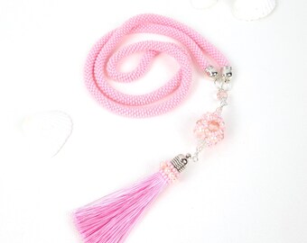 Rosa Boho Halskette, Handgemachter Schmuck, lange gehäkelte Halskette, Halskette mit Seide Quaste und Anhänger, Geschenk für Frauen, Geschenk für Mama